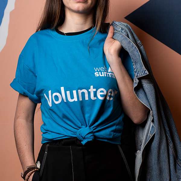 tshirt blu con logo