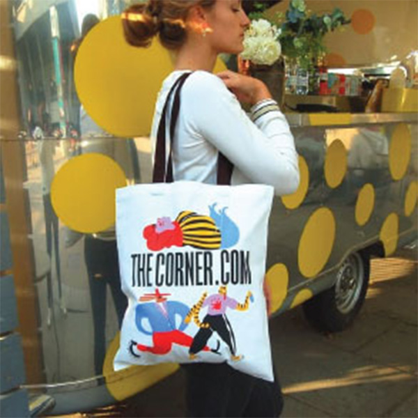 maglietta bianca a maniche intere con logo