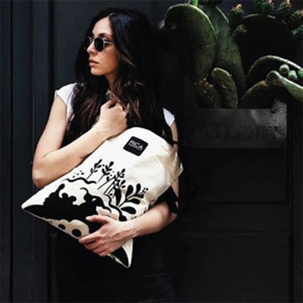 maglietta bianca con tote bags