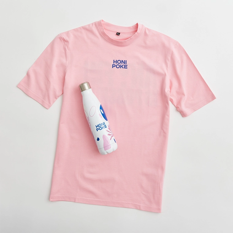 Honi, camisetas rosa y botella blanca
