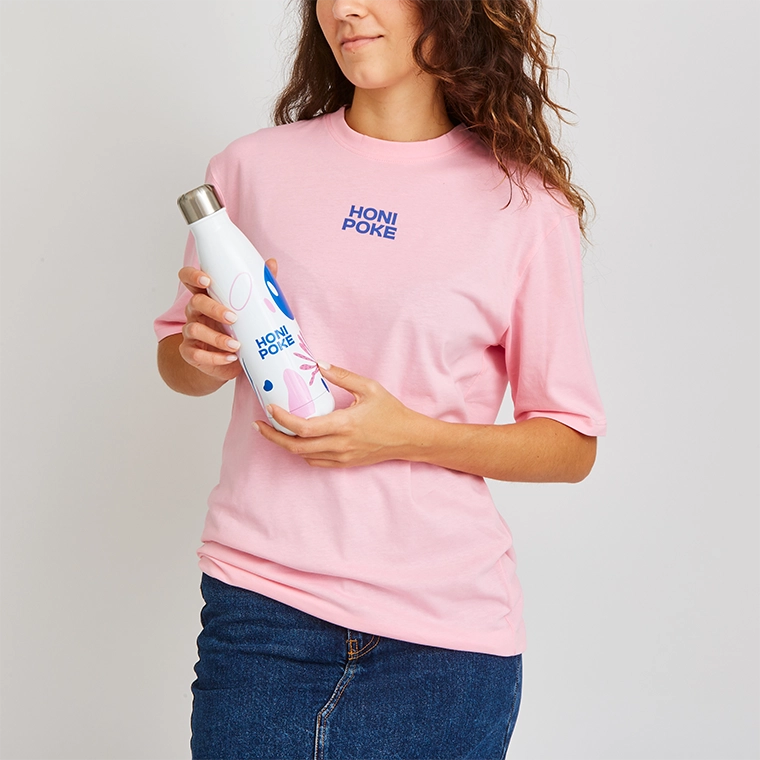 honi-poke-tees-y-botella-blanca
